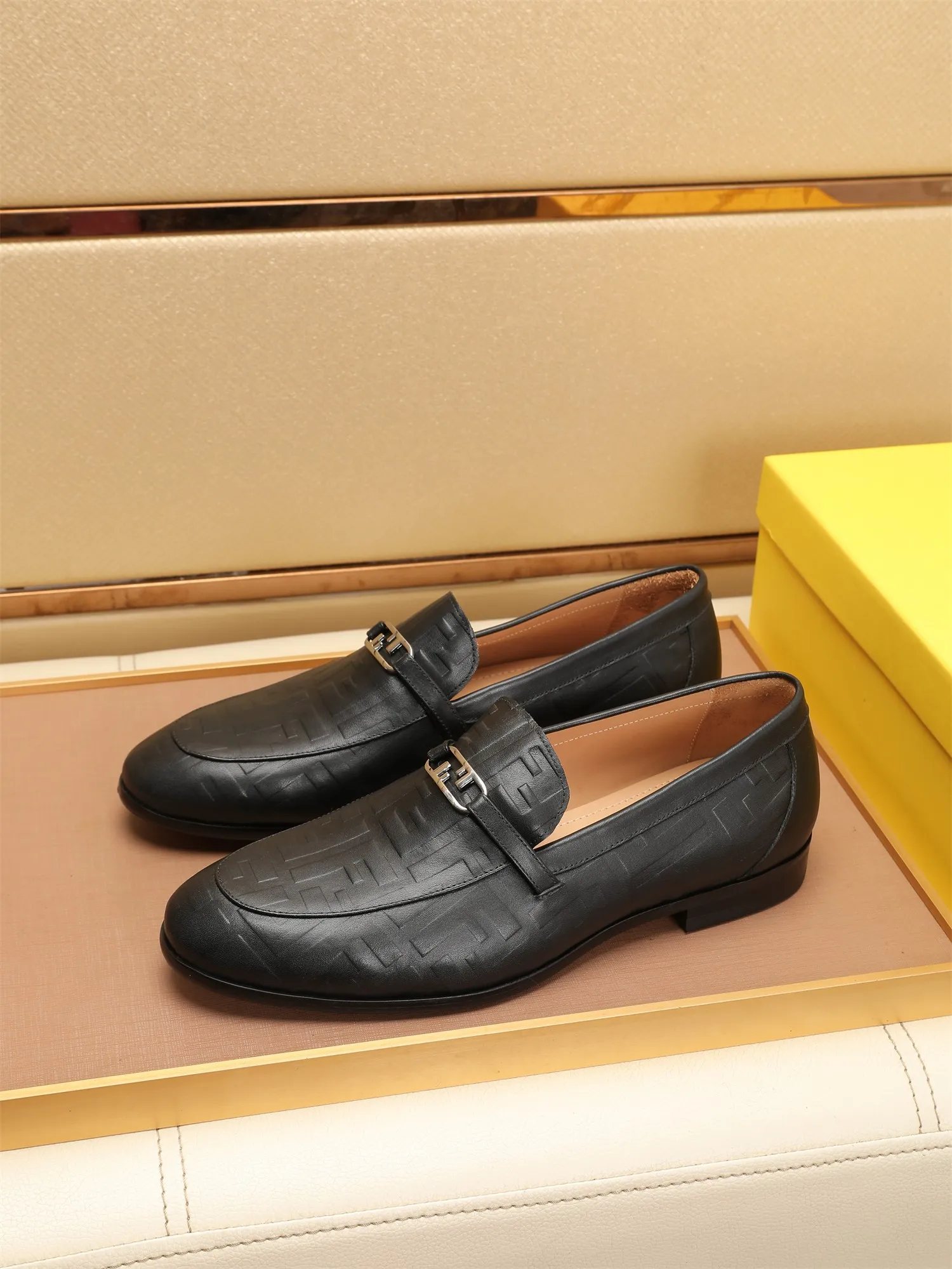 Men's shoes💰460 🕷🕷【FENDI】The latest men's formal leather shoes🇨🇳Classic series not to be missed💯The first layer is made of imported first-layer cowhide☘Original quality, the leather is smooth and delicate🎋Awesome version, perfect streamlined outline🍇Cowhide lining, size 38-44 (customized at 45.46)...